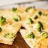 Pizza de brócoli y cebolla
