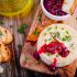 Queso brie con mermelada de moras
