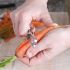 Cortar los extremos de las zanahorias antes de pelarlas