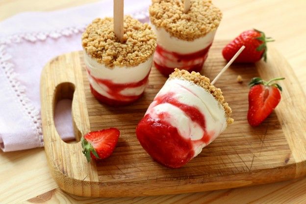 Yogur helado con fresas tipo crumble