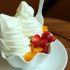 Copa de yogur helado con frutas frescas