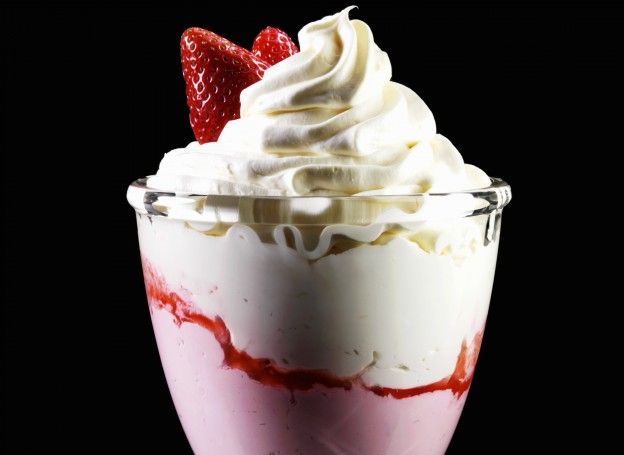 Copa de yogur helado con fresas, vainilla y coulis de fresa
