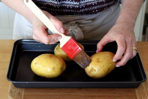 2. Barnizamos las patatas