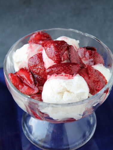 Fresas asadas como topping para helado o yogur