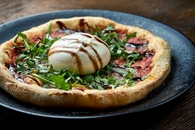 Pizza con burrata y rúcula