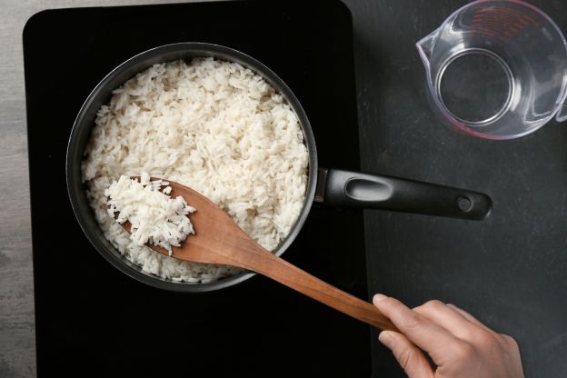Medir el agua para el arroz