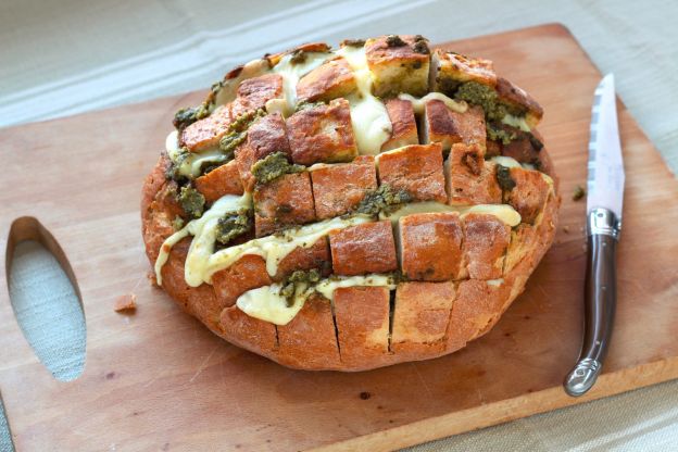 Pan relleno de queso y espinacas