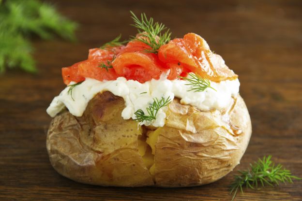 Patata rellena con salmón
