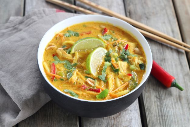 ramen de pollo estilo thai