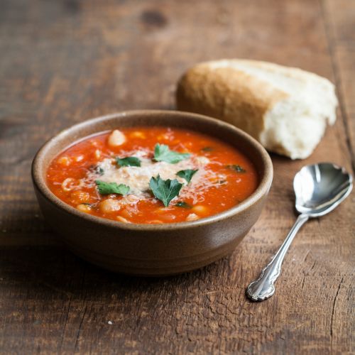 Sopa de tomate con garbanzos y pasta