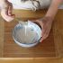 Rellenar una manga de pastelero con el glaseado