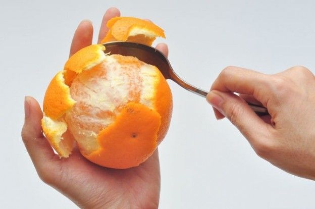 Pela una naranja con una cuchara