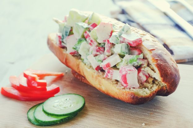 Bocadillo de ensalada de surimi