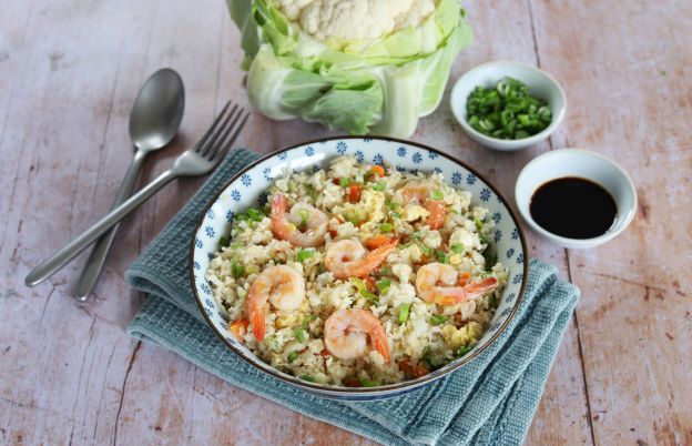 Arroz de coliflor con gambas, delicioso y ligero