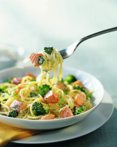 espagueti con brócoli y salmón