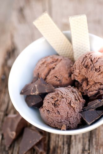 10. Helado con trocitos de chocolate y barquillos