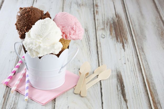 1. Helado de 3 bolas: chocolate, nata y fresa