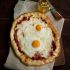 Pizza de tomate y huevo con grelos y limón