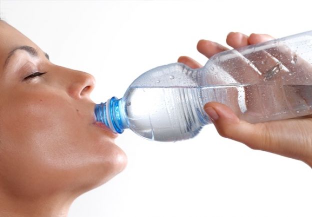 1. Tener una botella de agua en la mesa de trabajo