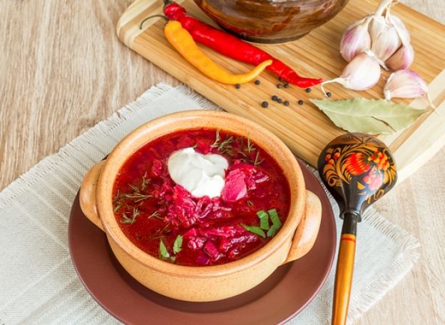 Sopa de remolacha y huevo poché