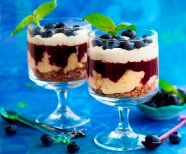 18. Helado de nata y vainilla con mermelada de arándanos