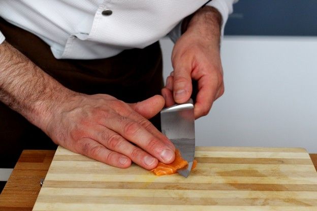 6. Cortamos el salmón