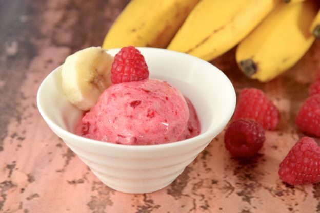 Helado de plátano y frutos rojos