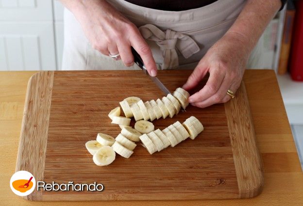 Pela y corta los plátanos