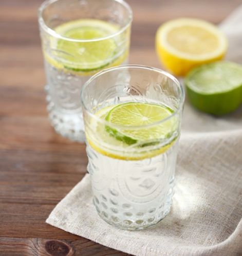Beber un vasito de agua con limón