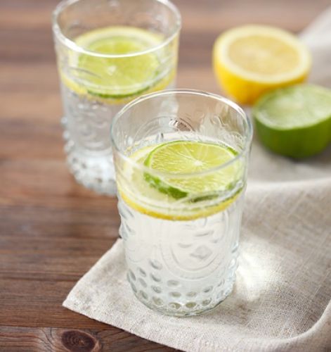 3. Beber un vasito de agua con limón