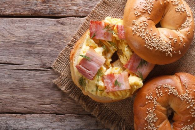 2. Bagels de huevo y bacon