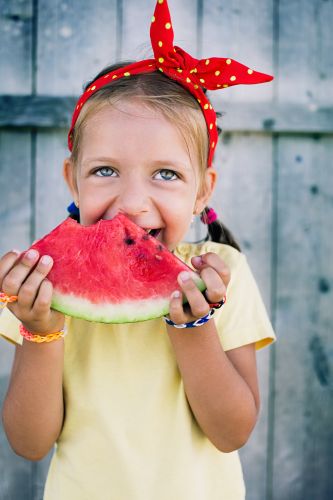 ¿Qué come la niña de la foto?