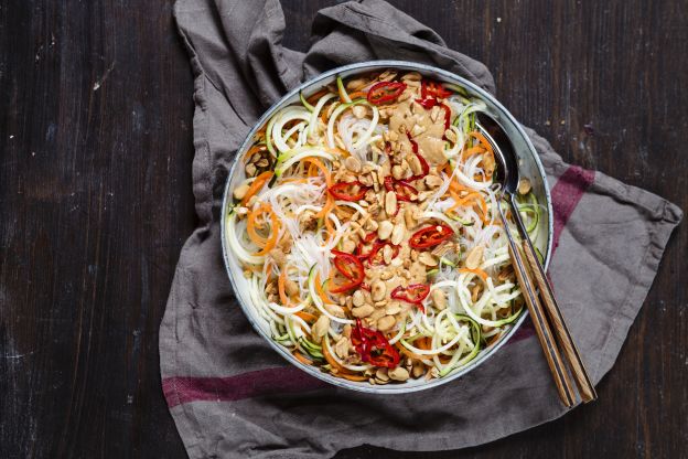 Espaguetis de calabacín y zanahorias al estilo asiático