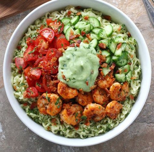 Tazón de ramen, camarones y guacamole