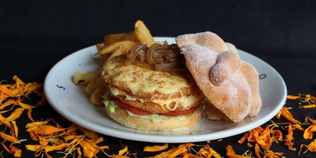 hamburguesa de pan de muerto