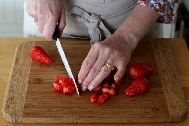 Corta las fresas para el toque final