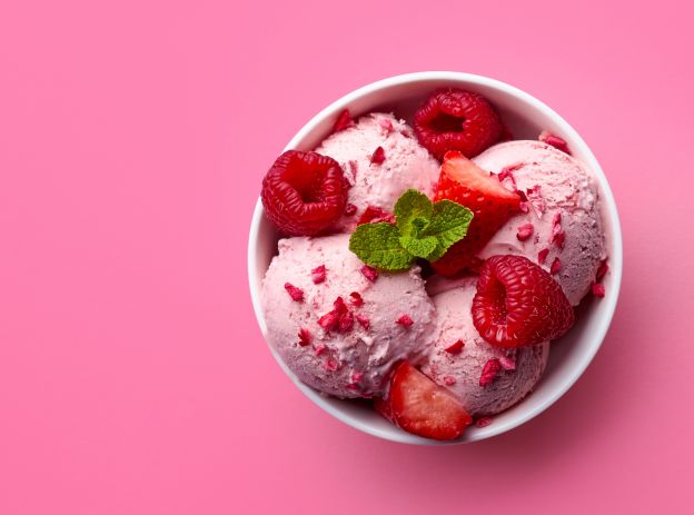 Helado ligero de plátano y frutos rojos