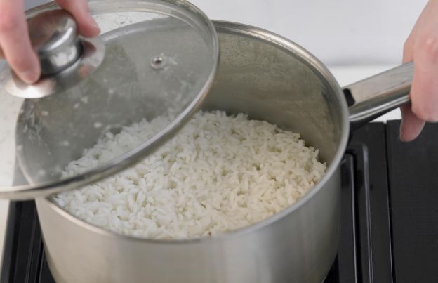 Tapar el arroz cocido