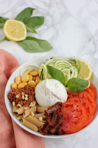 Bowl Italiano caprese con pesto rosso