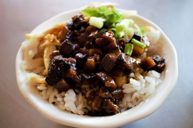 Tiritas de cerdo con arroz frito