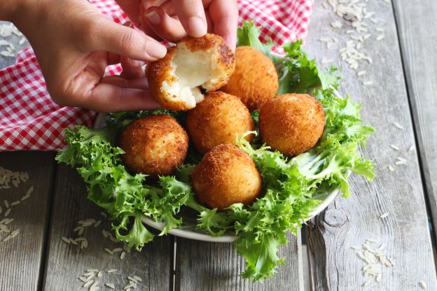 Croquetas de arroz con queso mozzarella