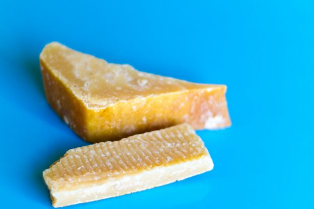 ¿Cómo puedes aprovechar la corteza del queso?