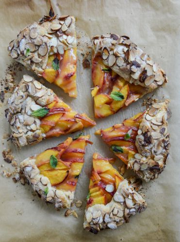 Galette de jengibre y melocotón con masa de almendras