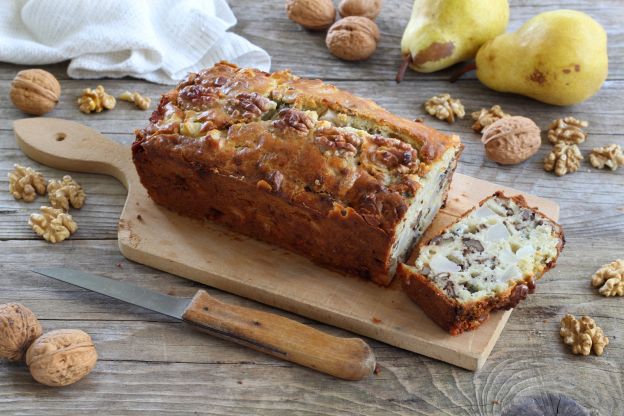 Cake  de nueces con gorgonzola y peras