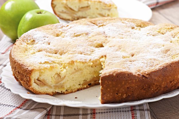 Bizcocho de yogur con manzanas