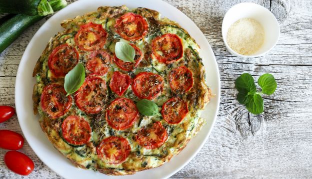 Tortilla de tomate y calabacín