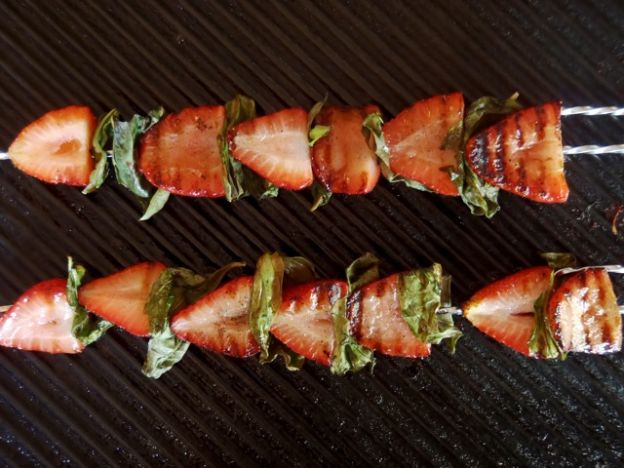 Pinchos de fresa y albahaca a la parrilla