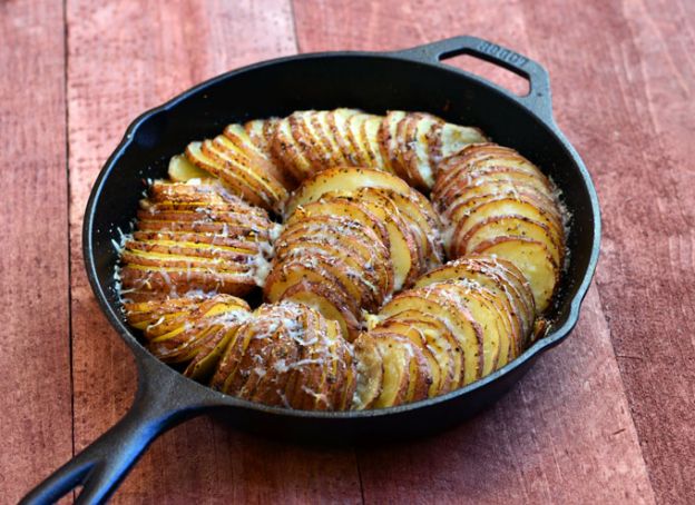 PATATAS HASSELBACK CON PARMESANO Y AJO TOSTADO