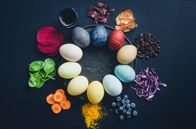 Pinta huevos de pascua con ingredientes naturales