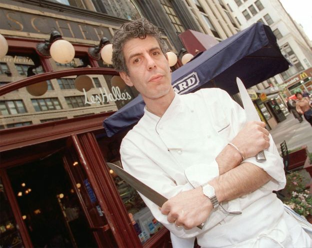 1998: Bourdain se convierte en el chef ejecutivo de la brasserie Les Halles en Nueva york